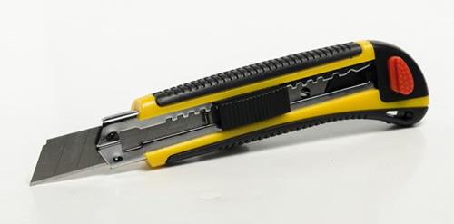 CUCHILLA DE CORTE PLÁSTICA  AUTO-LOCK HOJA DE 18 MM. M/GOMA (SX1400N)