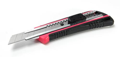 CUCHILLA DE CORTE PLÁSTICA PROFESIONAL HOJA DE 18 MM. MANGO DE GOMA (O. CHINA)