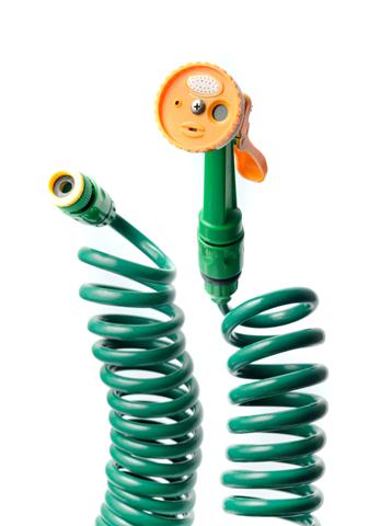 KIT DE RIEGO (15 M. MANGUERA ESPIRALADA, ACOPLES RAP. Y PISTOLA 4 FUNCIONES)