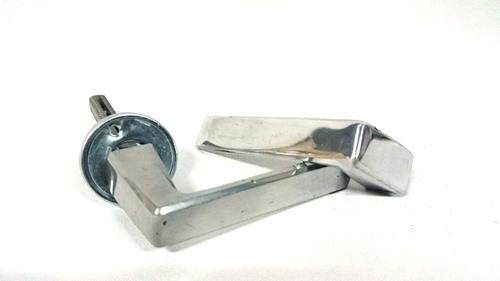 MANIJA DE ALUMINIO BISELADA PERNO MEDIANO